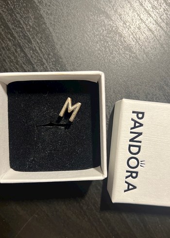 Pandora Beyaz Taşlı 'M' Harfi Charm - Görsel 2