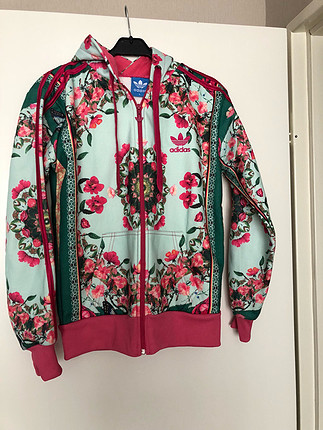 Adidas desenli üst