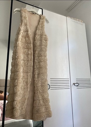 Uzun Kürklü Bej Kadın Yelek marka temsilş - Görsel 2