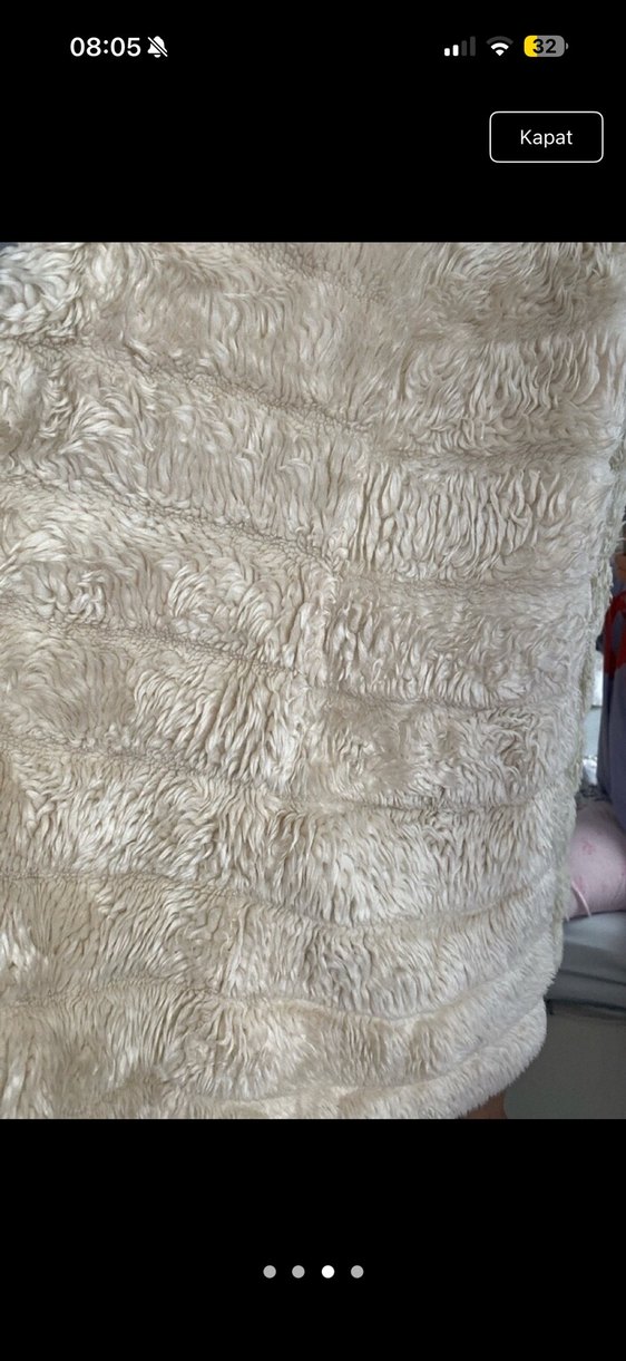 Uzun Kürklü Bej Kadın Yelek marka temsilş - Görsel 3