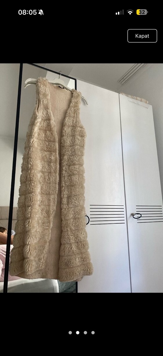 Uzun Kürklü Bej Kadın Yelek marka temsilş - Görsel 2