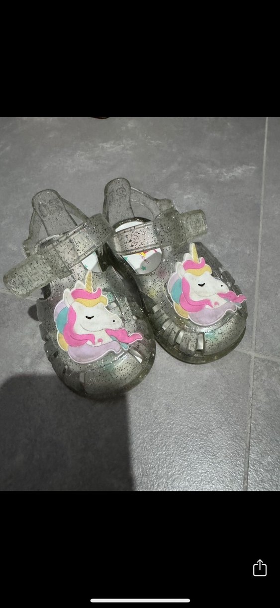 Unicorn Detaylı Gri Parlak Kız Terlik - Görsel 2