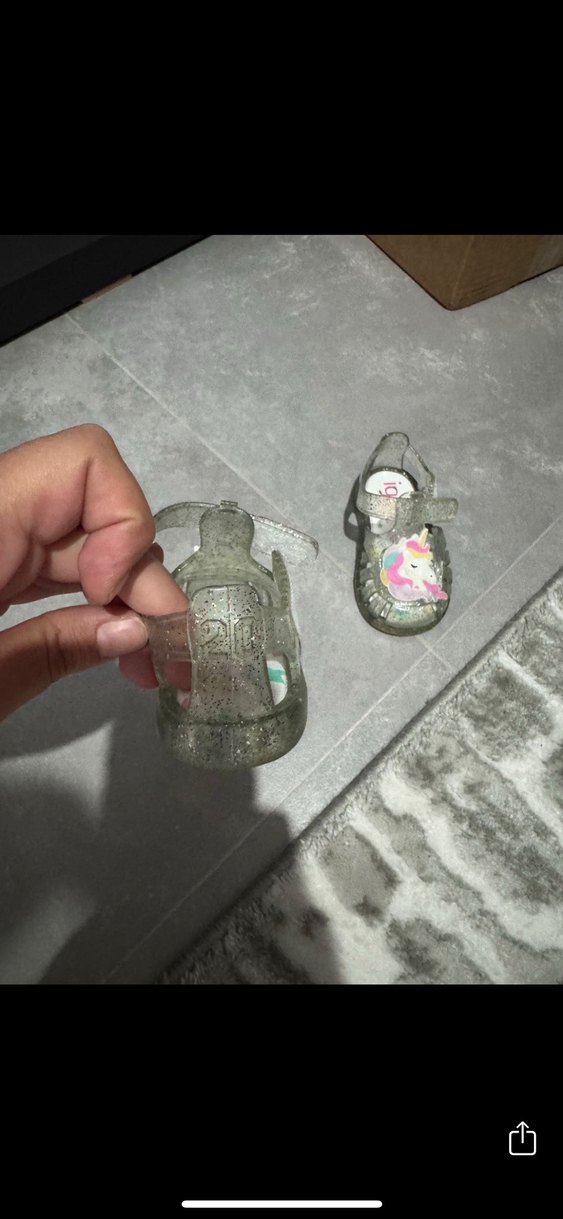 Unicorn Detaylı Gri Parlak Kız Terlik - Görsel 3