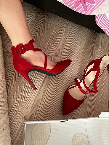 Catwalk kırmızı topuklu ayu