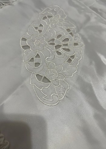 Nakışlı Beyaz Yastık Kılıfı Gri Detaylı - Görsel 4