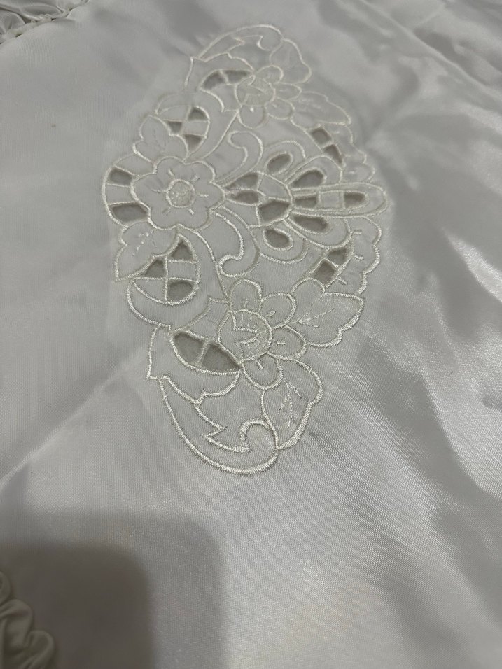 Nakışlı Beyaz Yastık Kılıfı Gri Detaylı - Görsel 4