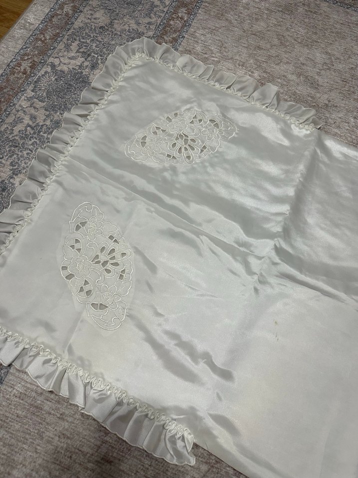 Nakışlı Beyaz Yastık Kılıfı Gri Detaylı - Görsel 3