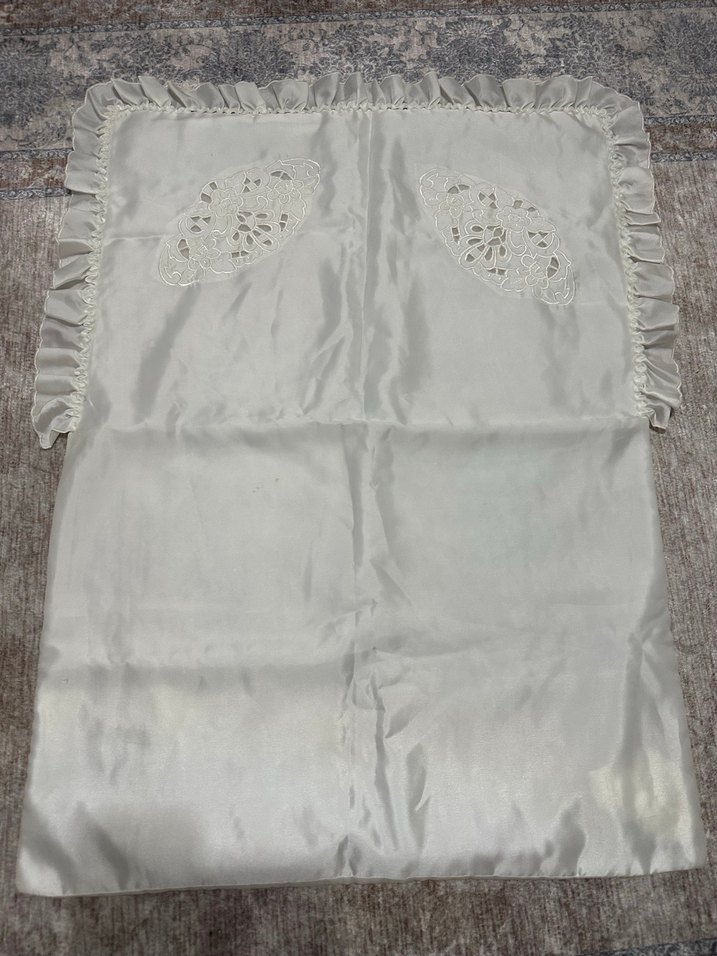 Nakışlı Beyaz Yastık Kılıfı Gri Detaylı - Görsel 2