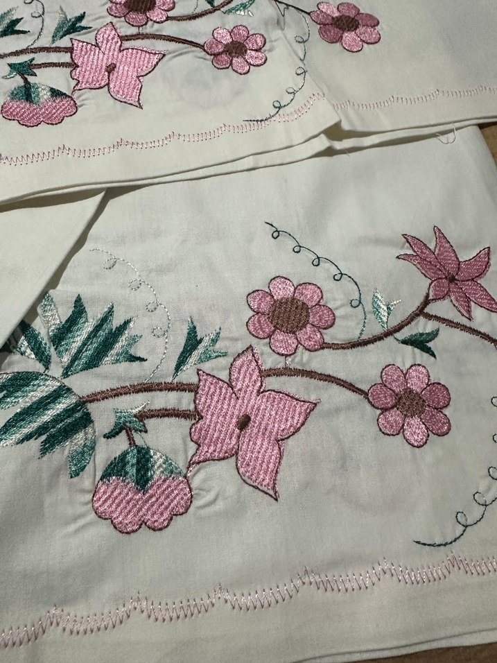 Pembe Nakışlı Pastel Masa Örtüsü - Görsel 4