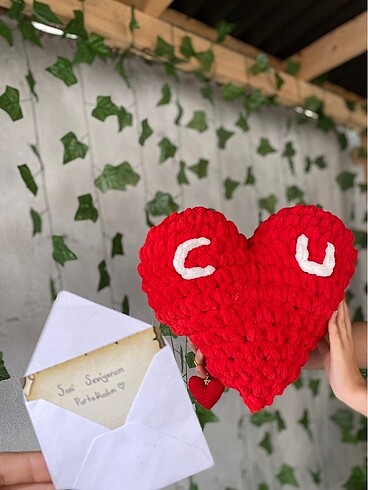 HARF DETAYLI KALPLİ YASTIK