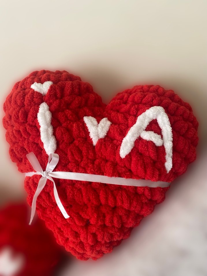 Puffy orta boy harf detaylı kırmızı renkte kalpli yastık - Görsel 2