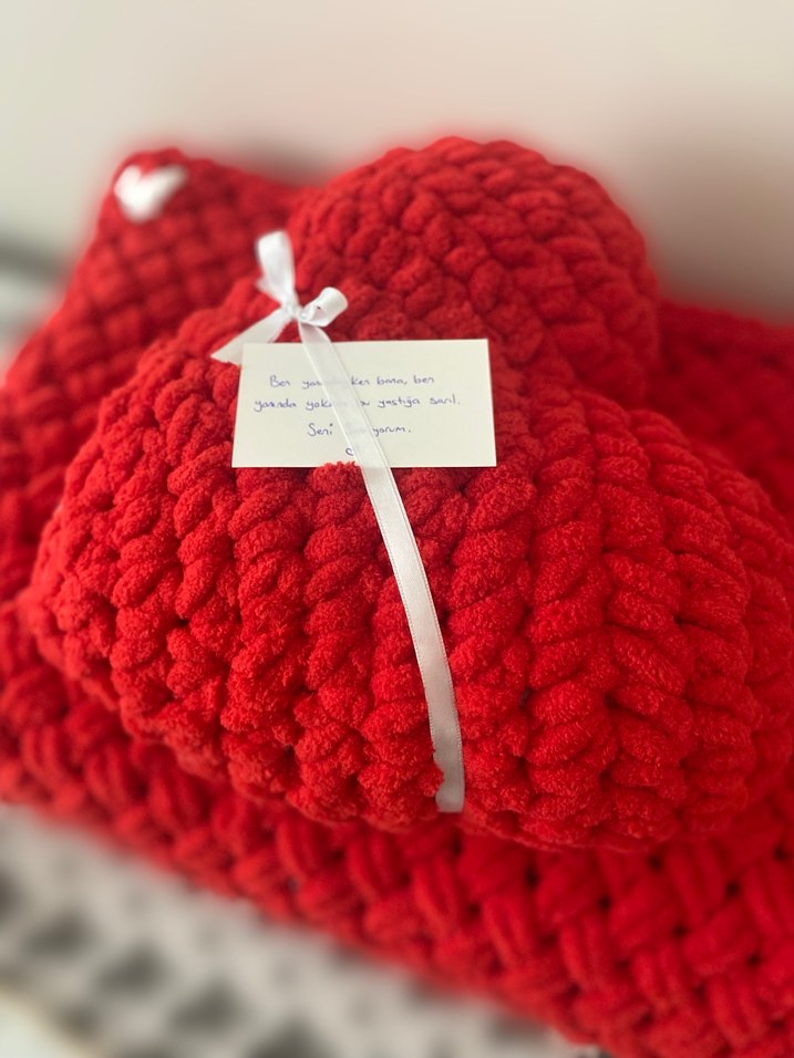 Tek kişilik kırmızı renkte battaniye/orta boy yastık takımı - Görsel 2