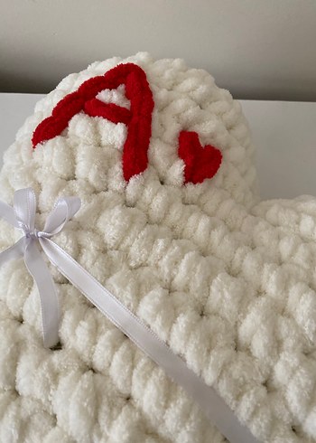 Büyük boy kırmızı harf detaylı kalpli yastık - Görsel 3