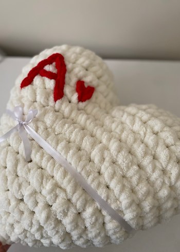 Büyük boy kırmızı harf detaylı kalpli yastık - Görsel 2