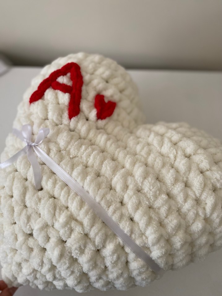 Büyük boy kırmızı harf detaylı kalpli yastık - Görsel 2