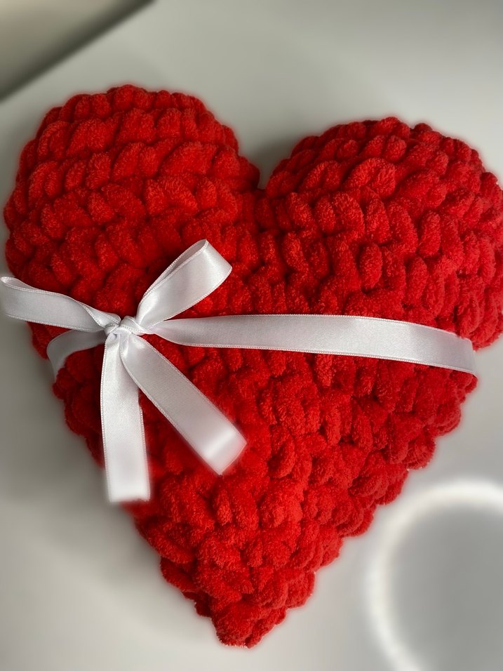 Orta boy kırmızı kalpli yastık - Görsel 2