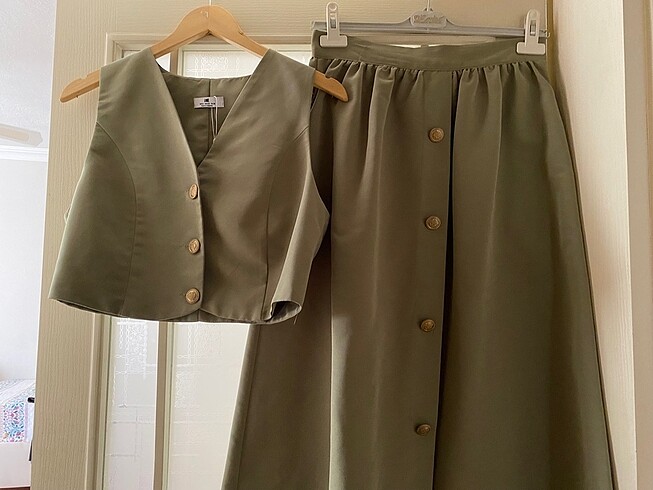 Zara Golf düğme detaylı yelek ve etek takım