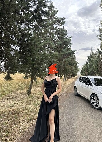  Kadın siyah yırtmaçlı siyah saten elbise