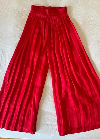 Geniş paçalı kırmızı etekli pantalon