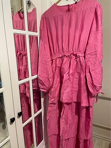 Pembe elbise
