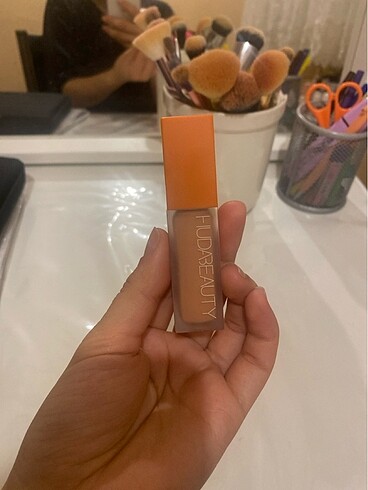 Huda beauty correctuar peacy rengi