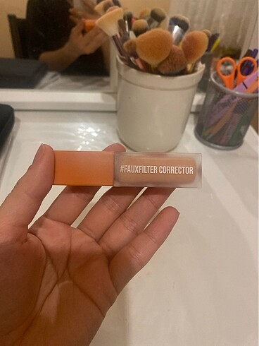 Huda Beauty Huda beauty correctuar peacy rengi