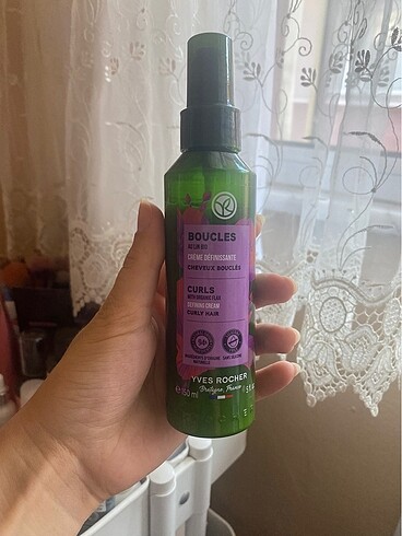 Yves rocher markalı saç kıvırcıklaştırıcı köpük