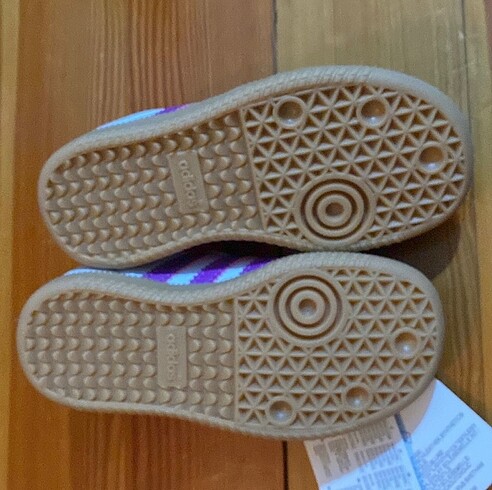 24 Beden beyaz Renk orijinal , etiketli adidas samba