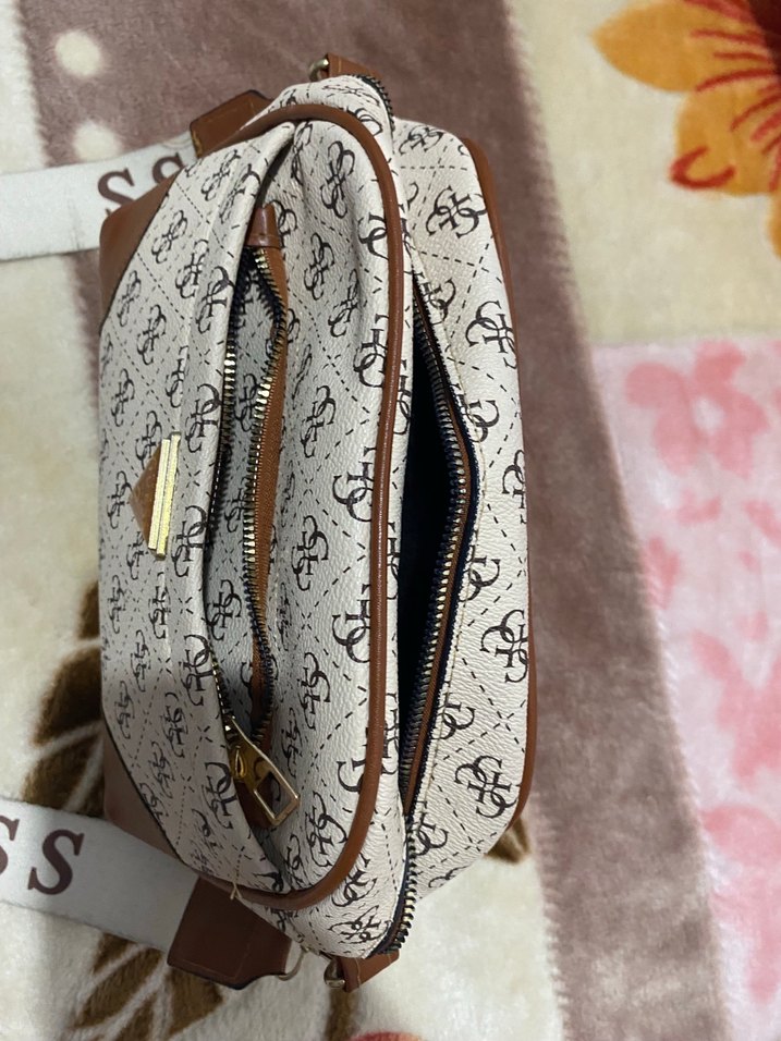 Guess Kadın Kahverengi Baskılı Çapraz Çanta Fermuar takılacak - Görsel 3