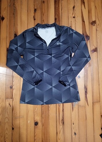 Nike taytlı sporcu takımı