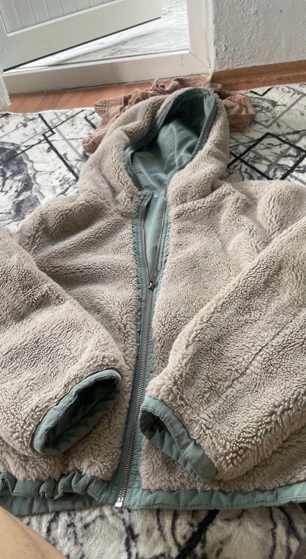 Gri Kapüşonlu Kadın Peluş Kaban - Görsel 3