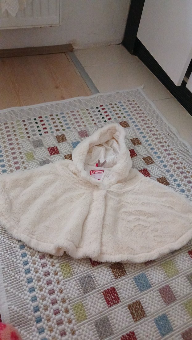 Kız Çocuk Beyaz Kürk Detaylı Kapüşonlu Panço - Görsel 4