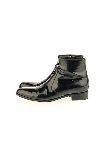 Prada Bot %70 İndirimli.