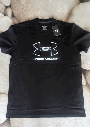 Under Armour T-shirt