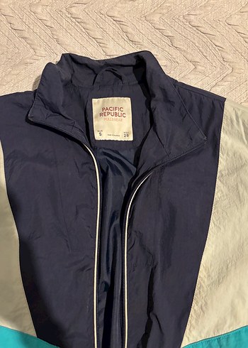 Pull and Bear Mavi Renkli Fermuarlı Yağmurluk - Görsel 3