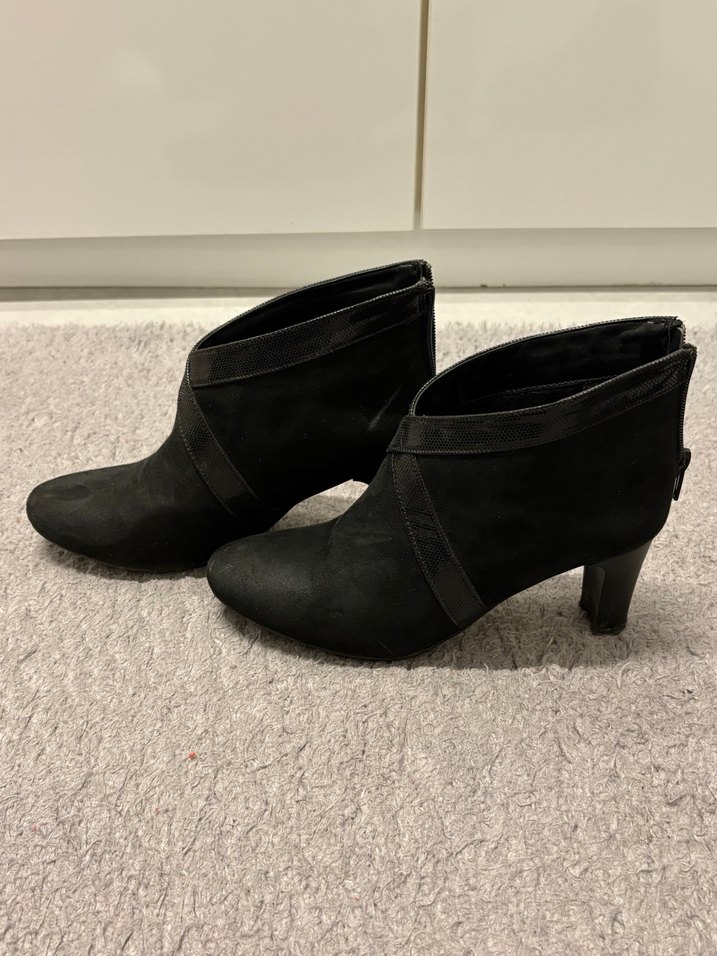 Siyah Süet Tokalı İnce Topuklu Kadın Bot - Görsel 2