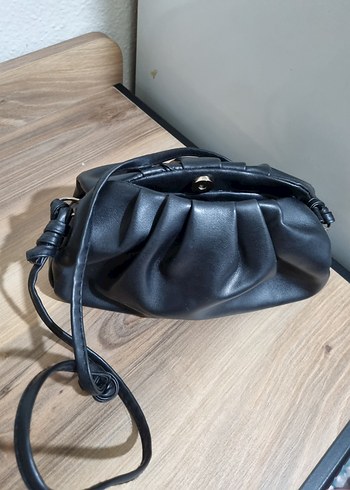 Siyah Deri Kadın Omuz Çantası Büzgülü - Görsel 4