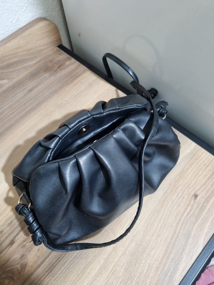 Siyah Deri Kadın Omuz Çantası Büzgülü - Görsel 3