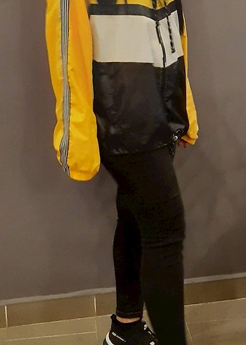 Sarı Siyah Kapüşonlu Yağmurluk - Görsel 2