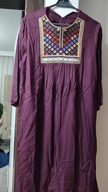 Önü işlemeli bordo yazlık elbise