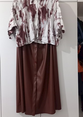 kahveli beyazli Desenli Kısa Gömlek ve deri etek