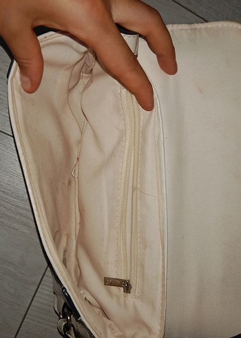  Beden Klasiğe Modern Dokunuşlu Bej Yılan Desenli Çanta