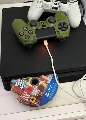 Sony PlayStation 4 Konsol ve İki Kablosuz Kontrolcü