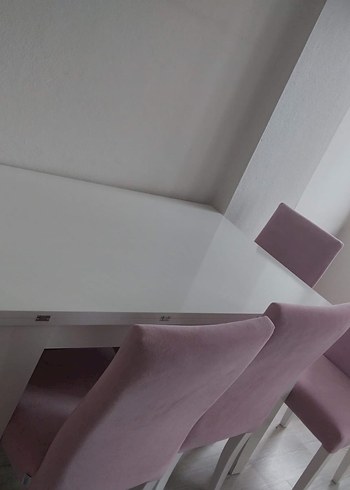 Pembe ve Gri Yüksek Sandalye Masa