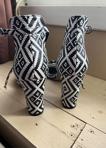 Kare Topuklu Beyaz Desenli Kadın Ayakkabı - Görsel 3