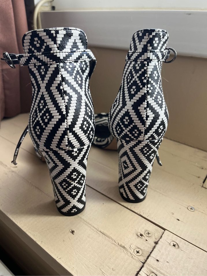 Kare Topuklu Beyaz Desenli Kadın Ayakkabı - Görsel 3