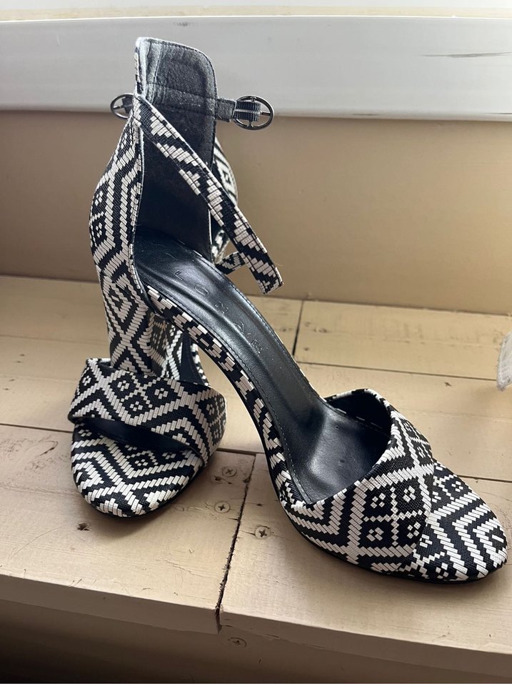 Kare Topuklu Beyaz Desenli Kadın Ayakkabı - Görsel 2