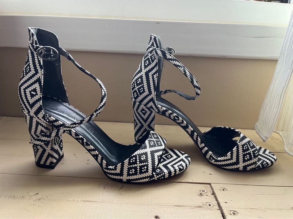 Kare Topuklu Beyaz Desenli Kadın Ayakkabı - Görsel 5