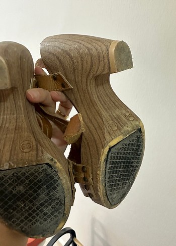 Kahverengi Deri Bantlı Dolgu Topuklu Sandalet - Görsel 5