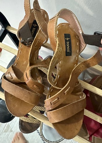 Kahverengi Deri Bantlı Dolgu Topuklu Sandalet - Görsel 3